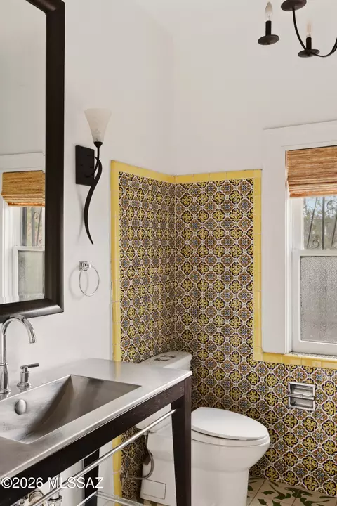 Bath - 175 E 12th St, Tucson, AZ 85701 photo 3 of 8