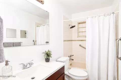 Bath - 4602 E Burns St, Tucson, AZ 85711 photo 2 of 9