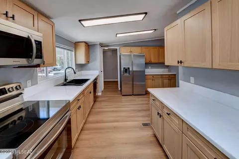 8949 N Odin Dr, Tucson, AZ 85743
