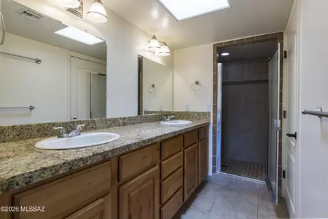Bath - 7486 E Deeps Way, Tucson, AZ 85710 photo 2 of 4
