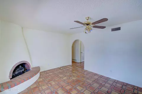 Living - 620 E Montgomery Ave, Corona De Tucson, AZ 85641 photo 2 of 4