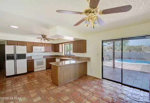Kitchen - 620 E Montgomery Ave, Corona De Tucson, AZ 85641 photo 3 of 4