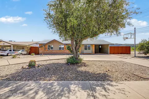 2071 W Merlin Rd, Tucson, AZ 85713