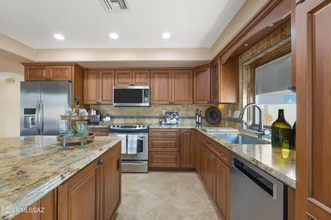 Kitchen - 38475 S Double Eagle Dr, Tucson, AZ 85739 photo 4 of 5