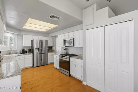 9845 N Meadow Flower Pl, Tucson, AZ 85742