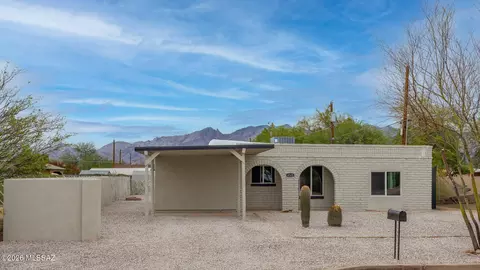 4243 E Los Robles St, Tucson, AZ 85712