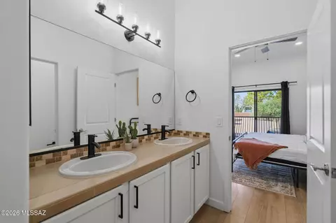 Bath - 2018 E River Rd #200, Tucson, AZ 85718 photo 1 of 3