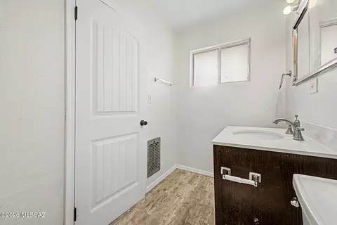 Bath - 441 N Bisbee Ave, Willcox, AZ 85643 photo 2 of 4