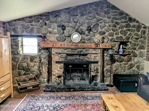 Living - 33 Thunder Mountain Rd, Elgin, AZ 85611 photo 2 of 3