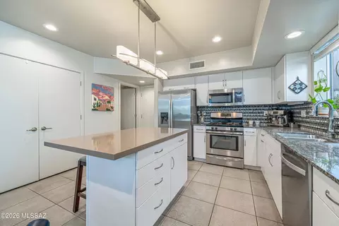 Kitchen - 934 E Millenium Ct, Tucson, AZ 85719 photo 3 of 5