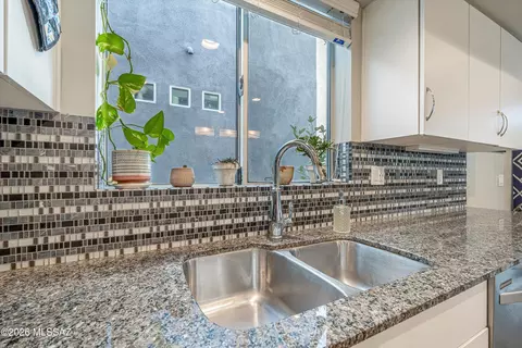 Kitchen - 934 E Millenium Ct, Tucson, AZ 85719 photo 4 of 5