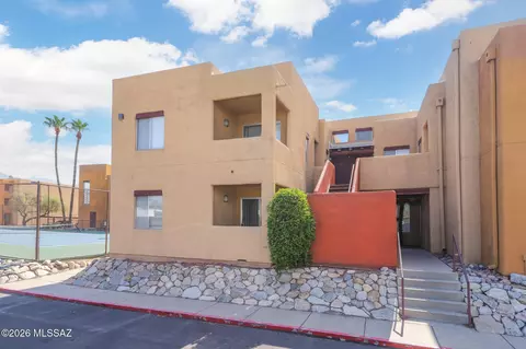1810 E Blacklidge Dr #811, Tucson, AZ 85719