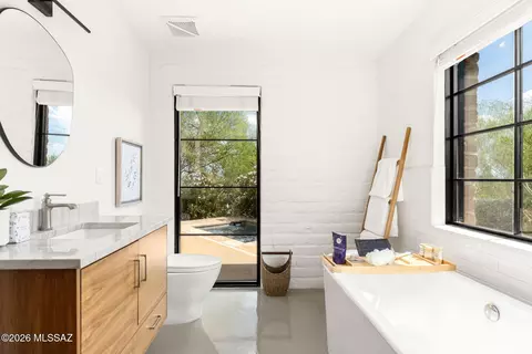 Bath - 4560 E River Rd, Tucson, AZ 85718 photo 3 of 4