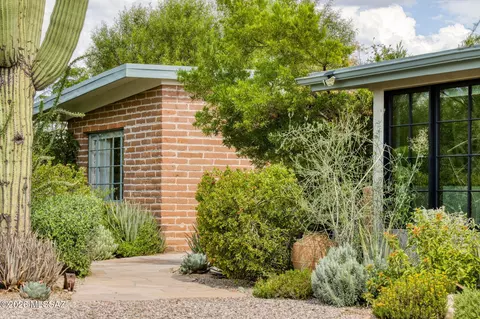 Exterior - 4560 E River Rd, Tucson, AZ 85718 photo 4 of 15