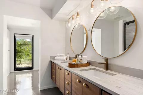 Bath - 4560 E River Rd, Tucson, AZ 85718 photo 1 of 4