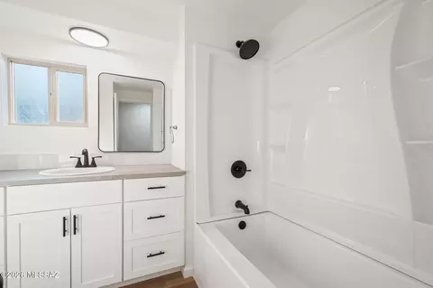 Bath - 1534 E Ginter Rd, Tucson, AZ 85706 photo 4 of 5