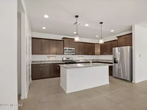7911 S Walnutview Dr, Tucson, AZ 85757