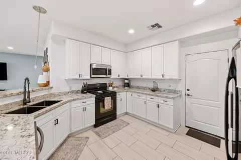 Kitchen - 4804 E Orchard Grass Dr, Tucson, AZ 85756 photo 2 of 4
