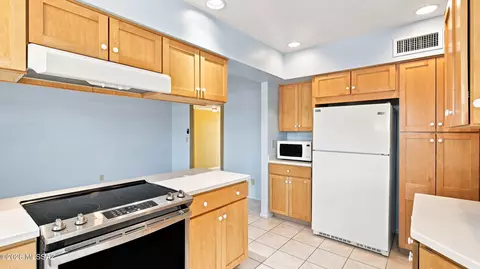 Kitchen - 9710 E Celeste Dr, Tucson, AZ 85730 photo 5 of 5
