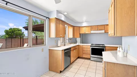 Kitchen - 9710 E Celeste Dr, Tucson, AZ 85730 photo 4 of 5