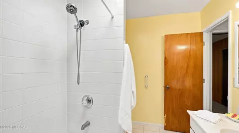 Bath - 9710 E Celeste Dr, Tucson, AZ 85730 photo 2 of 4