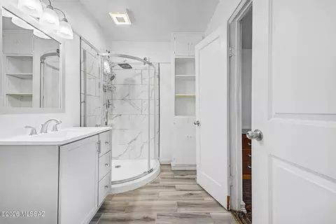 Bath - 321 E Jacinto St, Tucson, AZ 85705 photo 2 of 2