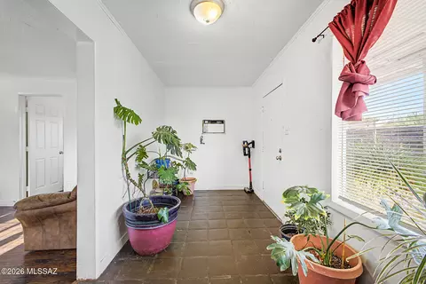 Entry Way - 321 E Jacinto St, Tucson, AZ 85705 photo 2 of 4
