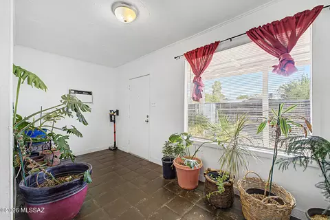 Entry Way - 321 E Jacinto St, Tucson, AZ 85705 photo 3 of 4