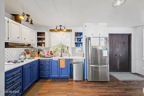 Kitchen - 14721 E Colossal Cave Rd, Vail, AZ 85641 photo 4 of 5