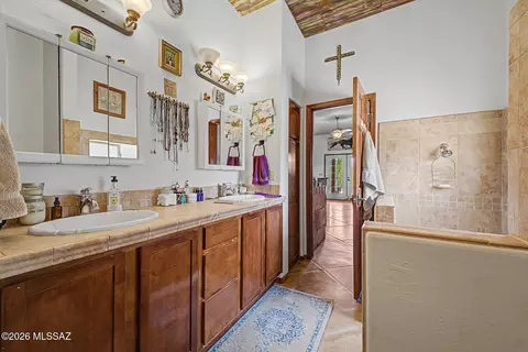 Bath - 14721 E Colossal Cave Rd, Vail, AZ 85641 photo 1 of 5