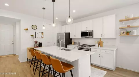 Kitchen - 10071 S Rolling Water Dr, Vail, AZ 85641 photo 4 of 5