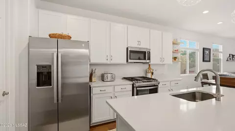 Kitchen - 10071 S Rolling Water Dr, Vail, AZ 85641 photo 3 of 5