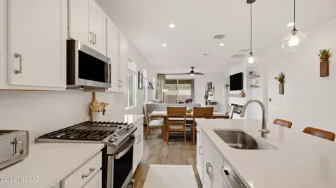 Kitchen - 10071 S Rolling Water Dr, Vail, AZ 85641 photo 2 of 5