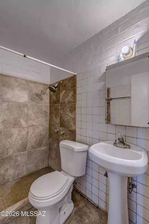 Bath - 341 W Oregon St, Tucson, AZ 85706 photo 1 of 2