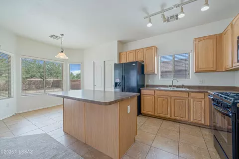 Kitchen - 7793 S Cobble Hill Ct, Tucson, AZ 85756 photo 2 of 3