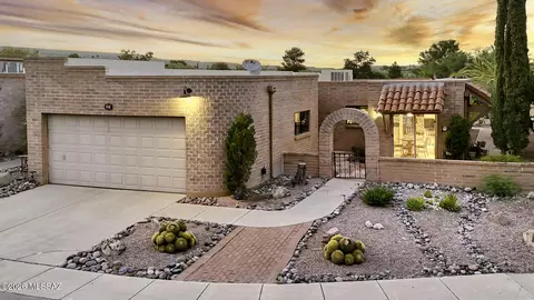 712 W Desert Hills Dr, Green Valley, AZ 85622