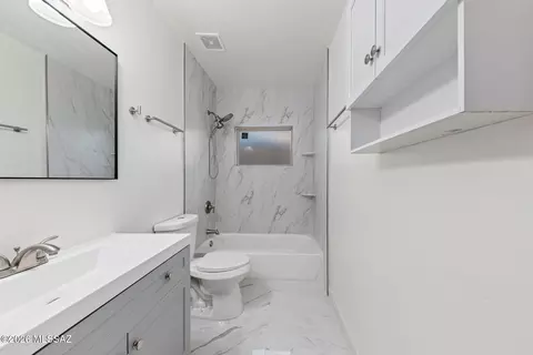 Bath - 536 E Seneca St, Tucson, AZ 85705 photo 2 of 2