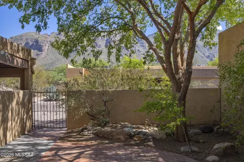 6533 N Foothills Dr, Tucson, AZ 85718
