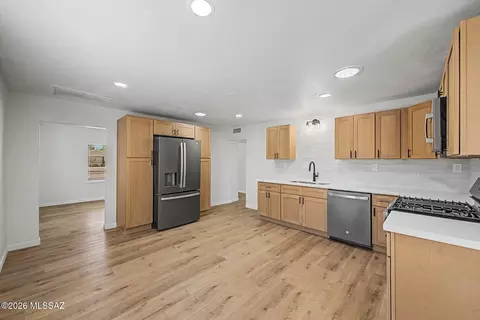 Kitchen - 4155 E Montecito St, Tucson, AZ 85711 photo 3 of 4
