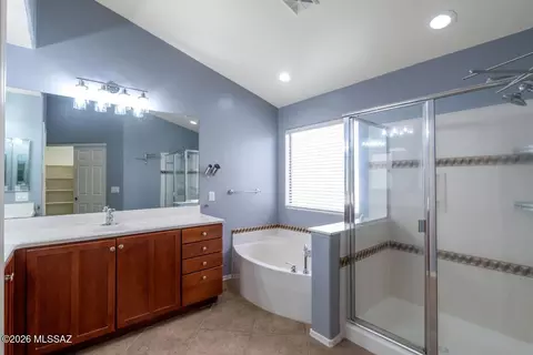 Bath - 14024 E Fairway Bluff Ct, Vail, AZ 85641 photo 3 of 5