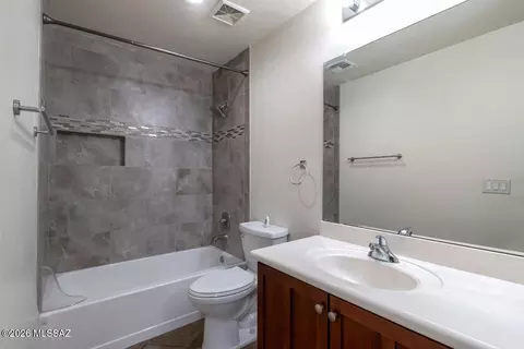 Bath - 14024 E Fairway Bluff Ct, Vail, AZ 85641 photo 2 of 5