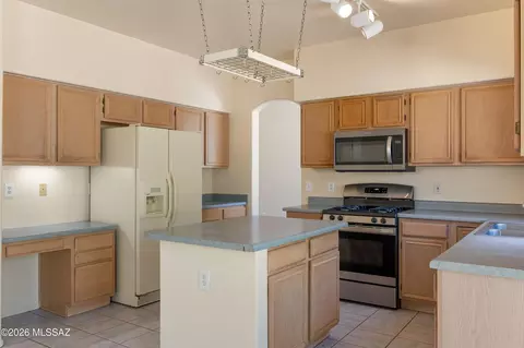 Kitchen - 461 E Covered Wagon Dr, Tucson, AZ 85704 photo 4 of 5