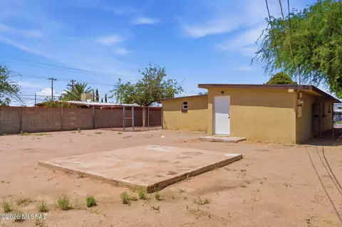 Exterior - 10 E Corona Rd, Tucson, AZ 85756 photo 8 of 11