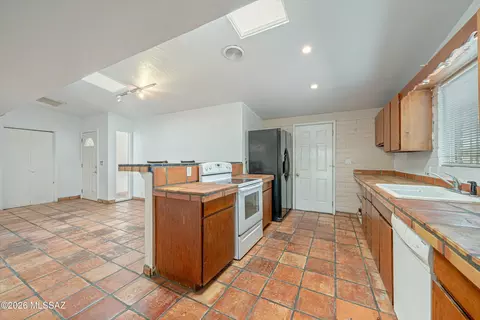 Kitchen - 8701 E Baker St, Tucson, AZ 85710 photo 4 of 5