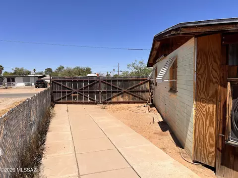 Exterior - 6701 S Melody Ave, Tucson, AZ 85756 photo 2 of 9