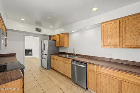 Kitchen - 7102 E 33rd Pl, Tucson, AZ 85710 photo 2 of 5