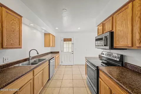 Kitchen - 7102 E 33rd Pl, Tucson, AZ 85710 photo 1 of 5