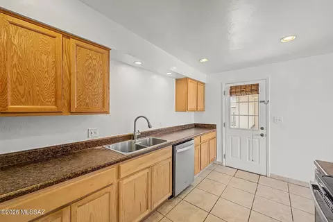 Kitchen - 7102 E 33rd Pl, Tucson, AZ 85710 photo 4 of 5