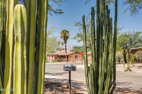 Exterior - 2212 E 9th St, Tucson, AZ 85719 photo 7 of 9