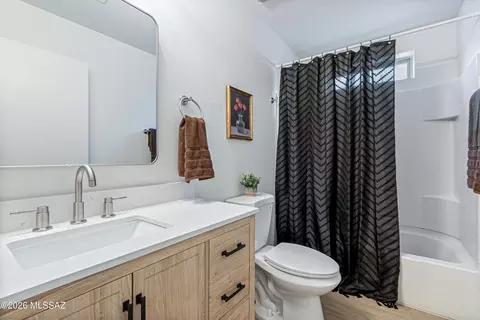 Bath - 7155 S Vuelta Silueta, Tucson, AZ 85756 photo 1 of 2
